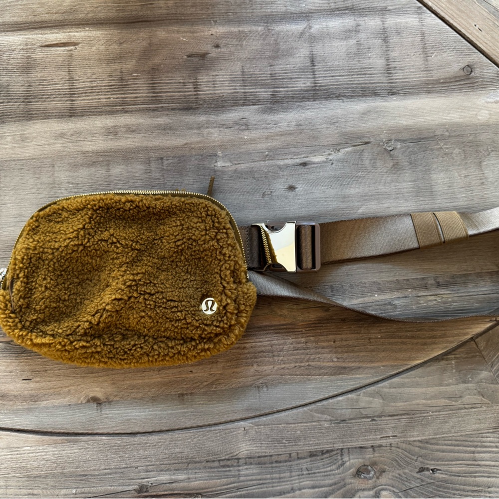 Lululemon Sherpa Belt Bag in Brown